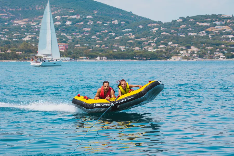 Bouée tractée en action à Grimaud