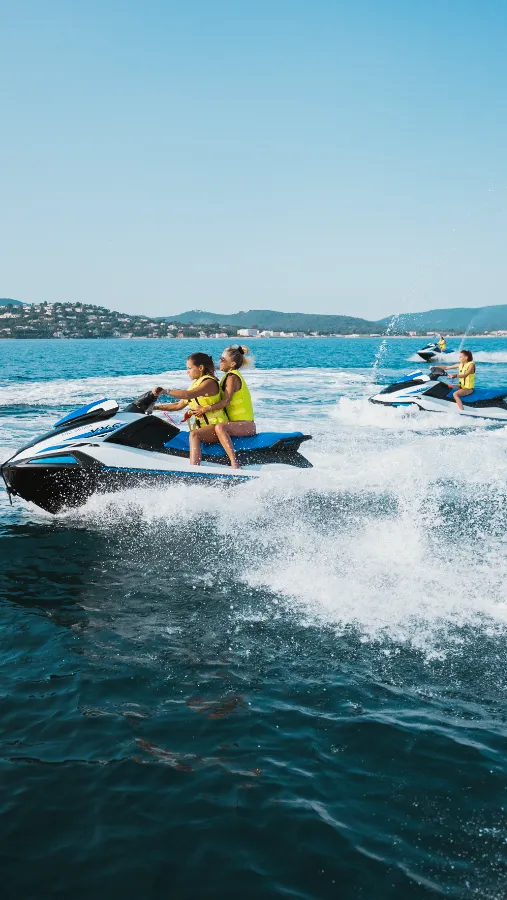Jet ski sur mer turquoise