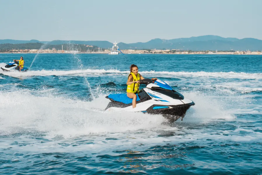 Jet-ski sur la mer à Port Grimaud