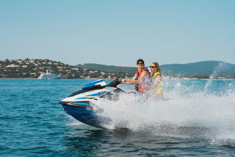 Deux jet-skis à grande vitesse sur une mer bleu clair dans le golfe de Saint-Tropez
