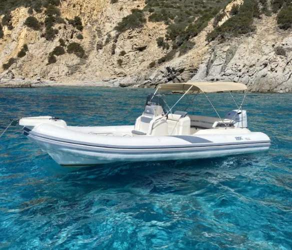 Bateau au départ de Port Grimaud