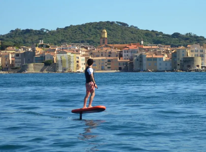 Glisse en e-foil au-dessus des eaux du golfe de Saint-Tropez