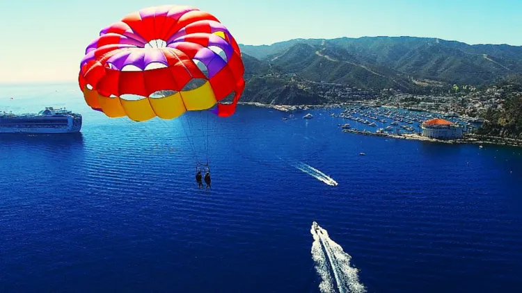 Parachute ascensionnel dans la baie de Saint-Tropez