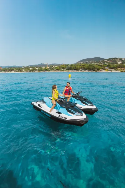 Mer turquoise en jet ski dans le golfe de Saint-Tropez